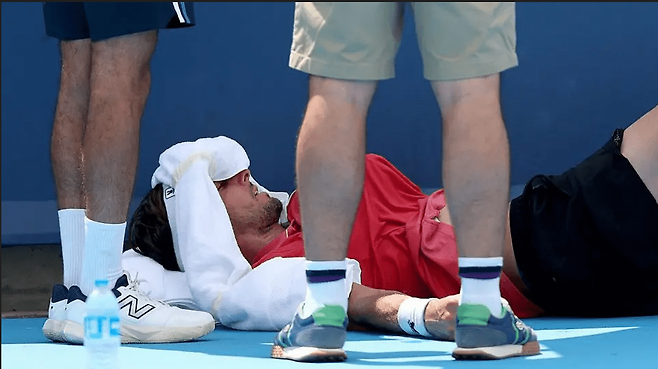 올해 신시내티오픈에서 코트 위에 쓰러진 린데크네흐.