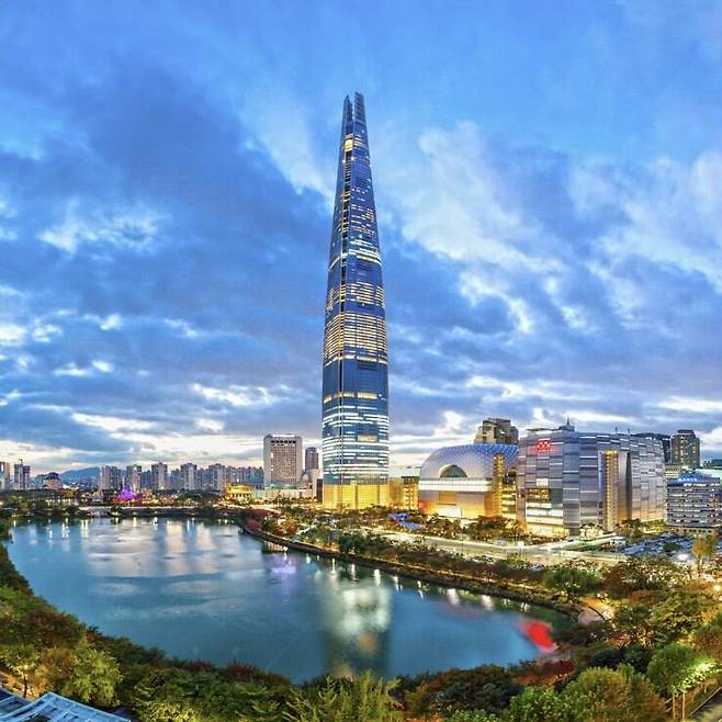 지상 123층인 서울 잠실 롯데월드타워의 76~101층에 있는 ‘시그니엘 서울’. 미쉐린 가이드가 올해 처음 시작한 호텔 평가 ‘미쉐린 키 셀렉션’에서 국내 최고의 호텔 중 하나로 꼽혔다./시그니엘 서울