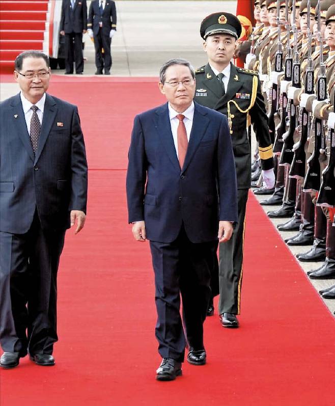 리창 중국 국무원 총리(오른쪽)가 9일 북한 노동당 창건 80주년 기념행사 참석을 위해 평양 순안공항에 도착해 박태성 북한 내각 총리와 함께 의장대를 사열하고 있다. /신화 연합뉴스