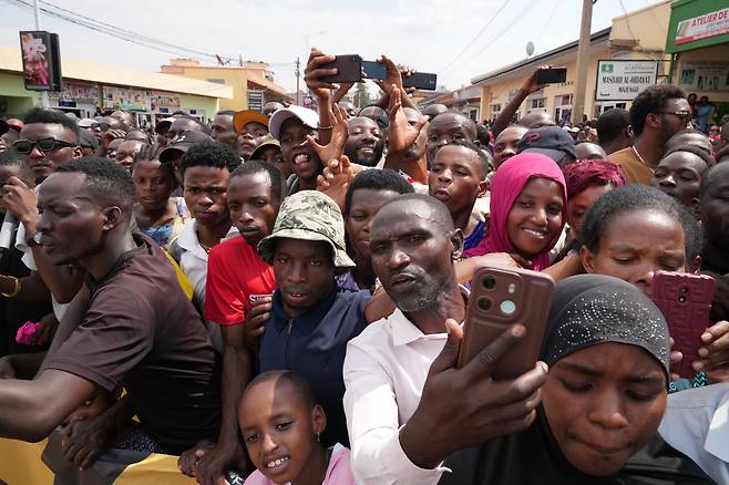 지난달 28일 키갈리 도로 사이클 세계선수권 대회에서 남자 엘리트 도로 레이스 경기를 구경하기 위해 몰린 관중들. /AP 연합뉴스