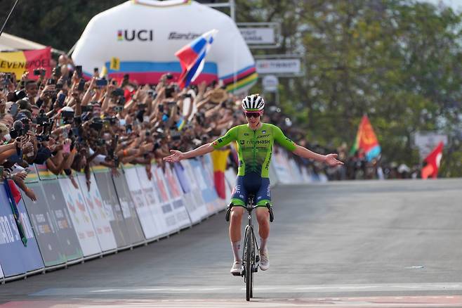 지난 28일 열린 키갈리 도로 사이클 세계선수권 남자 엘리트 경기에서 슬로베니아 타데이 포가차르가 결승선을 통과하며 우승 세리머니를 하고 있다. /AP 연합뉴스