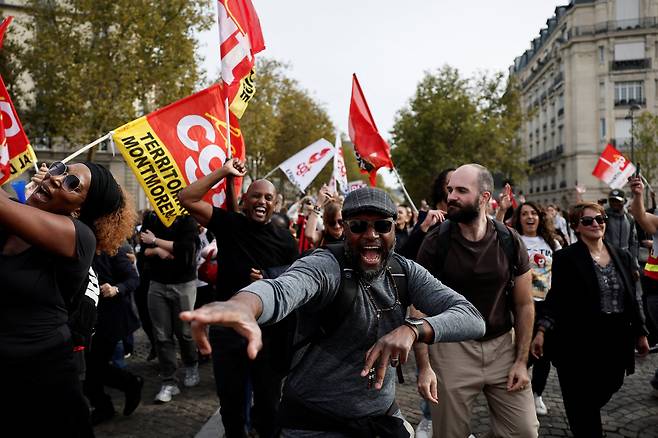 프랑스에서 지난 2일 시위대가 긴축 정책에 반대하는 시위를 벌이고 있다. /연합뉴스