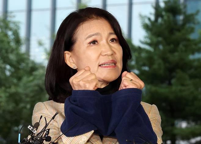 공직선거법·국가공무원법 위반 등 혐의로 체포된 이진숙 전 방송통신위원장이 2일 서울 영등포경찰서로 압송돼 입장을 밝히고 있다./뉴시스