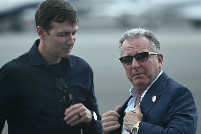 도널드 트럼프 미국 대통령의 중동 특사인 스티브 윗코프(오른쪽)과 사위 재러드 쿠슈너. /AFP 연합뉴스