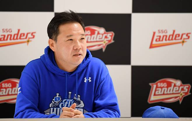 9일 인천SSG랜더스필드에서 열린 SSG와 삼성의 준PO 1차전. 삼성 박진만 감독이 경기 전 인터뷰를 하고 있다. /박재만 스포츠조선 기자