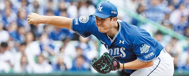 연합뉴스삼성 최원태가 9일 열린 SSG와의 준플레이오프 1차전에서 힘차게 공을 던지고 있다. 6이닝을 무실점으로 막은 그는 포스트시즌 19경기 출전 끝에 처음 승리 투수가 되는 감격을 맛봤다.