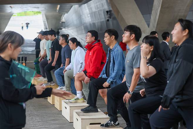 10일 오전 서울 동대문 디자인 플라자에서 '한가위 확찐살 확빼기' 행사를 개최하면서 참가자들이 스텝박스를 활용한 운동을 하고 있다. /장련성 기자