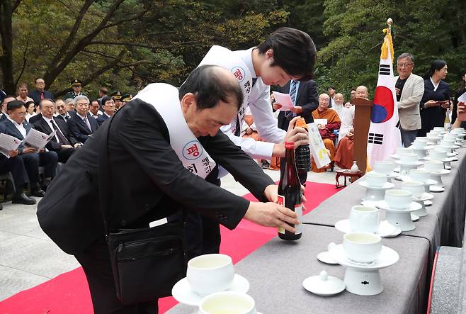 10일 오후 충북 옥천 가산사에서 열린 ‘대한광복 80주년 기념 및 한일 평화의 날’ 행사에서 임진왜란 당시 왜장(倭將)의 17대 후손인 히로세 유이치(70) 씨와 히사 타케소마(24) 씨가 헌주(獻酒) 의식을 올리며 선조를 대신해 참회의 뜻을 전하고 있다. 이번 행사는 임진왜란 이후 처음으로 열린 일본 왜장 후손의 공식 참회 행사다. /신현종 기자