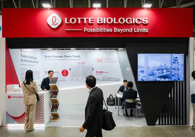 '바이오재팬 2025' 전시장 내 롯데바이오로직스 부스./롯데바이오로직스