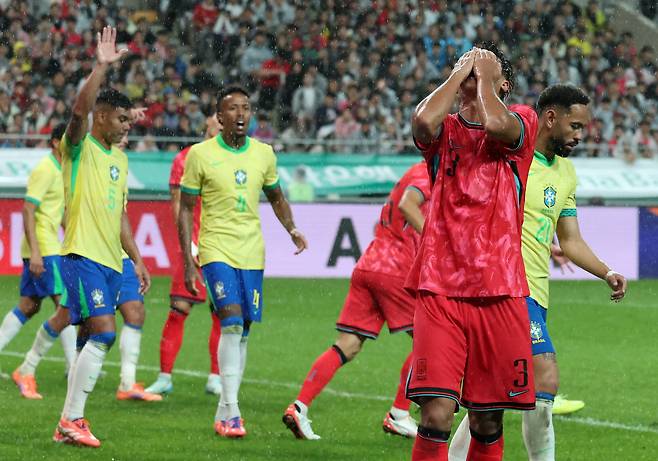 10일 서울월드컵경기장에서 열린 대한민국과 브라질의 친선경기에서 대한민국 김주성이 찬스를 놓친 후 아쉬워하고 있다. /뉴스1
