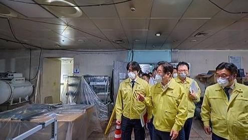 이재명 대통령이 10일 화재 피해 복구작업이 진행 중인 대전 유성구 국가정보자원관리원 대전 본원을 찾아 관계자의 설명을 들으며 현장을 살펴보고 있다. 대통령실 제공