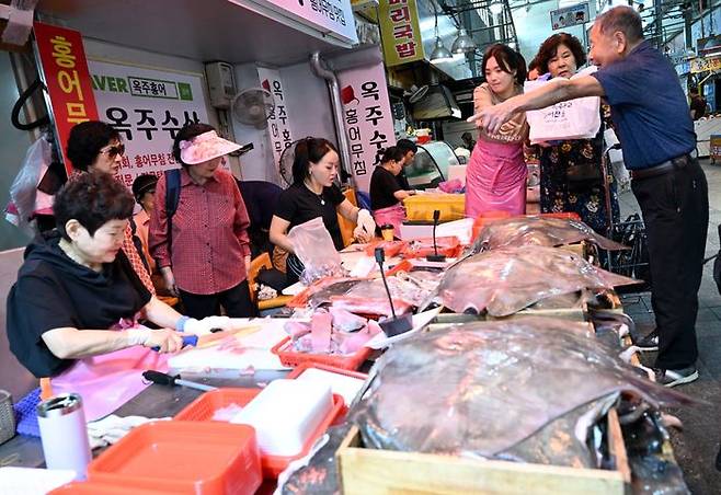 민족의 대명절 추석 연휴를 앞둔 지난 1일 오전 광주 서구 양동시장에서 상인들이 홍어를 썰고 있다. ⓒ뉴시스