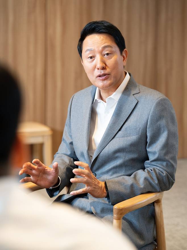 오세훈 서울시장이 1일 오전 서울 중구 시청 집무실에서 올해 처음 출범한 서울시의 대표 가을 축제인 ‘어텀페스타’를 비롯한 서울시 문화 정책에 관해 설명하고 있다. 서울문화재단 제공