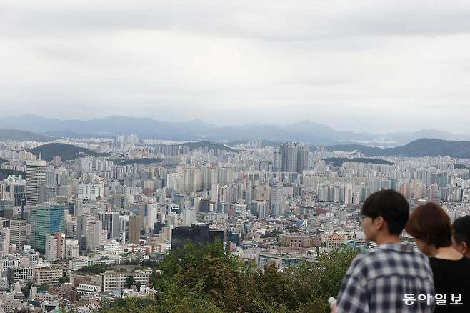 9일 서울 남산에서 사람들이 아파트 단지를 내려다보고 있다. 이날 한국은행 경제통계시스템에 따르면 7월 수도권과 지방의 아파트 매매가 격차가 약 17년 만에 가장 많이 벌어졌다. 박형기 기자 onehsot@donga.com