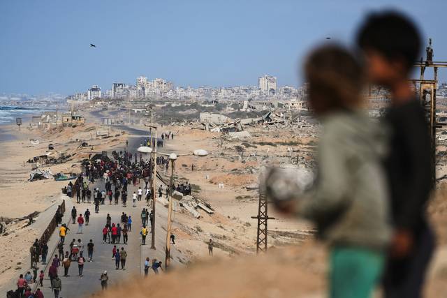 폐허로 변한 가자지구 모습. 도널드 트럼프 미국 대통령이 8일(현지시간) 이스라엘과 하마스가 자신의 평화구상에 모두 동의했다고 발표한 직후 흩어졌던 팔레스타인인들이 와디 가자로 모여들고 있다.  AP 연합뉴스