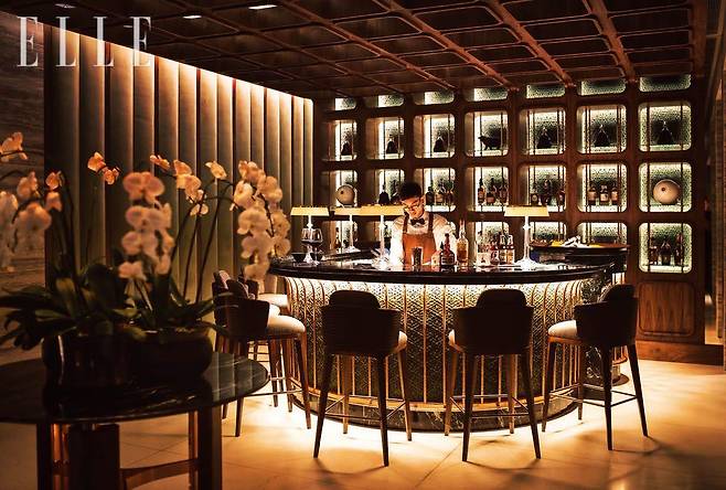 트윈팜스 수린 비치의 자랑이 된 ‘와규 스테이크 하우스’ 내 칵테일 바.