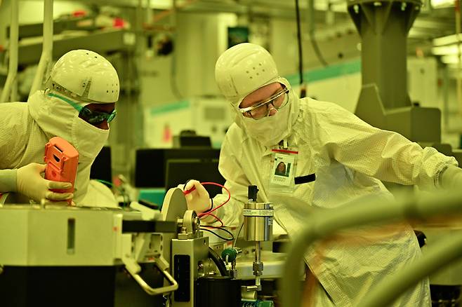 인텔 오코틸로 캠퍼스 팹 52 내에 엔지니어가 공정 장비를 확인하고 있다(사진=인텔)