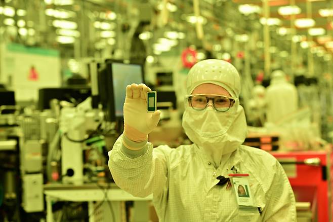 인텔 엔지니어가 인텔 18A 공정으로 제조된 AI 노트북용 프로세서 '팬서 레이크'를 들고 있다(사진=인텔)