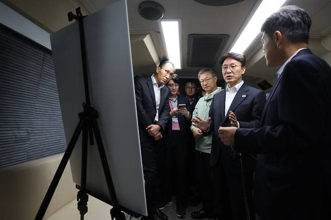 김민석 국무총리가 10일 오전 서울 구로구 도림로 종합지원 이동 상담버스를 방문해 새벽시장 인력현황 등을 보고 받고 있다. 뉴시스