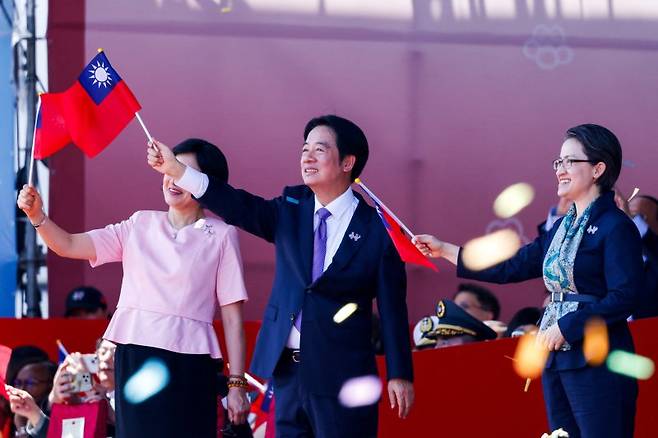 라이칭더 대만 대통령이 10일 대만 타이베이 총통부 앞에서 열린 국경일 행사에 참석했다. 로이터 연합뉴스