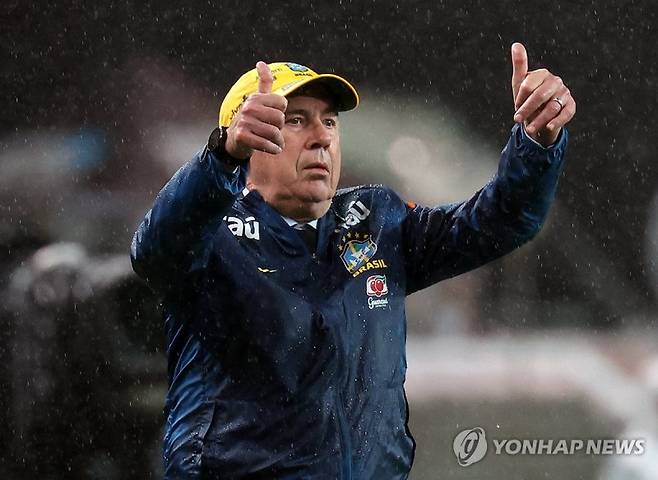 엄지 들어 보이는 브라질 카를로 안첼로티 감독.연합뉴스