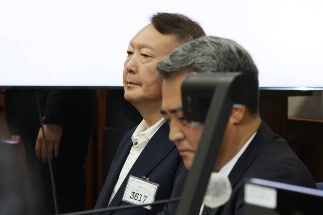 윤석열 전 대통령이 9월26일 서울 서초동 서울중앙지법에서 열린 특수공무집행방해 혐의 재판에 출석하고 있다. 사진공동취재단