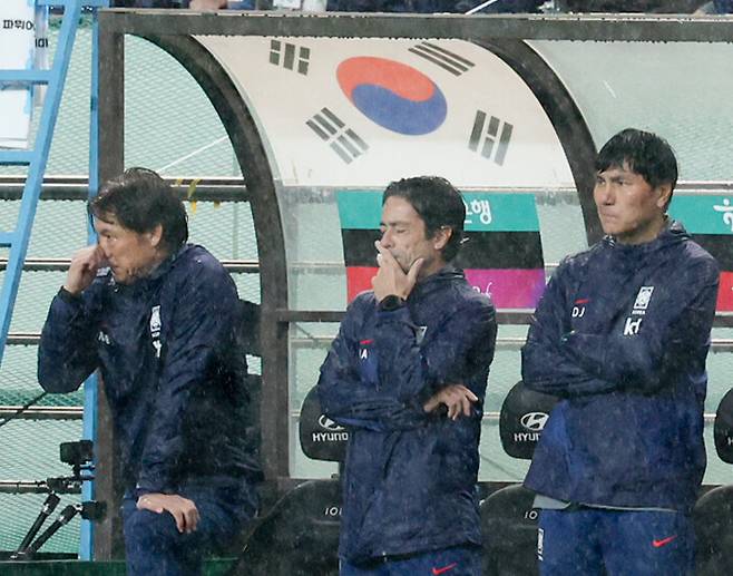홍명보 한국 축구대표님 감독(왼쪽)이 10일 서울 마포구 서울월드컵경기장에서 열린 브라질과 친선 경기를 지켜보고 있다. 연합뉴스
