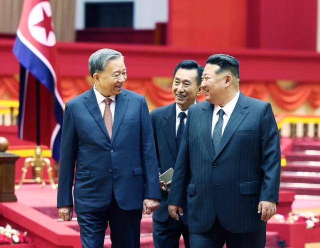 김정은(오른쪽) 북한 국무위원장과 또럼(왼쪽) 베트남 공산당 서기장이 9일 북한 평양에서 열린 정상회담에 앞서 대화를 나누고 있다. 평양=AP 연합뉴스