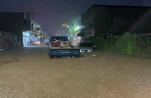 지난달 7일 폭우가 쏟아진 전북 군산시 미성초 인근에 트럭이 침수돼 있다. 해수 온도 상승 등 기후변화의 영향으로 앞으로는 짧은 시간에 많은 비가 퍼붓는 극한호우의 빈도가 늘어날 것으로 전문가들은 내다보고 있다. 군산=뉴스1