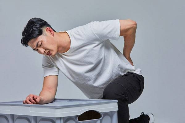 강직척추염은 젊은 층에서도 발병해 일상에 큰 영향을 줄 수 있는 만큼 경각심이 요구된다./사진=게티이미지뱅크