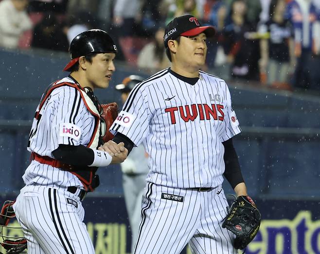 27일 오후 잠실야구장에서 열린 2025 프로야구 한화 와 LG 경기. LG가 2-1 승리했다. 경기 종료 후 투수 김강률과 포수 박동원이 손을 맞잡고 있다. 잠실=정시종 기자 capa@edaily.co.kr /2025.03.27.