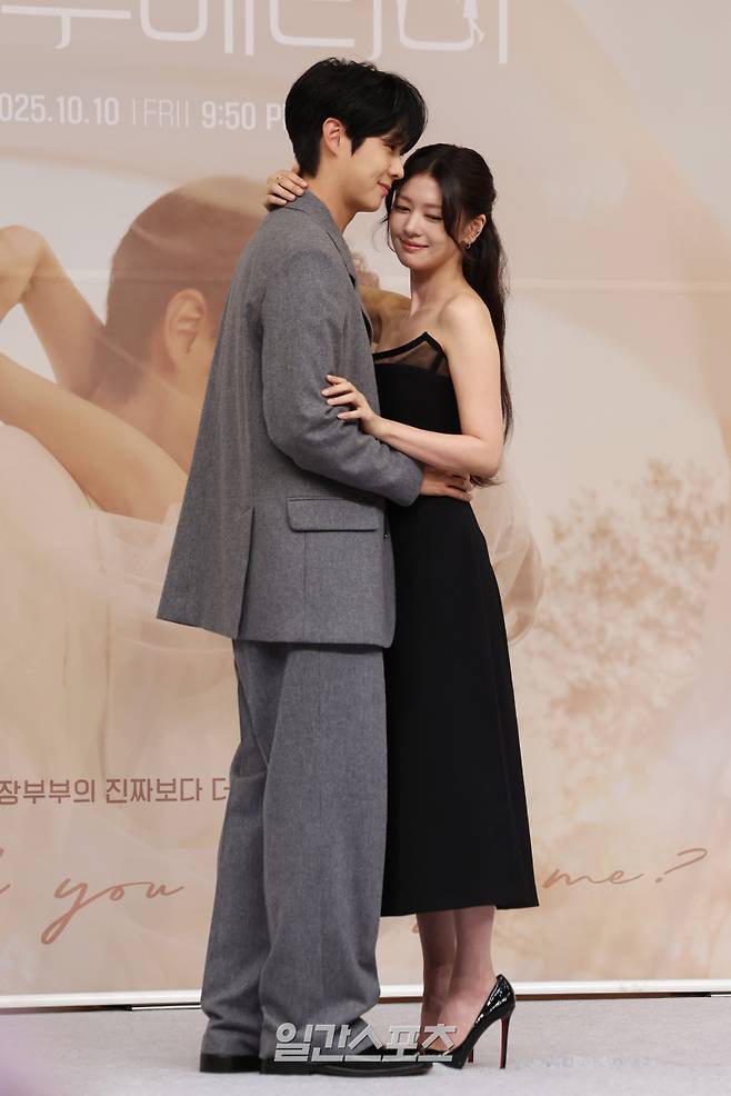 배우 최우식, 정소민이 10일 오후 서울 양천구 목동 SBS에서 열린 SBS 금토드라마 '우주메리미' 제작발표회에서 포토타임을 갖고 있다. '우주메리미'는 최고급 신혼집 경품을 사수하려는 두 남녀의 달달살벌한 90일간의 위장 신혼기. 오늘 밤 9시 50분 첫 방송. 서병수 기자 qudtn@edaily.co.kr /2025.10.10/