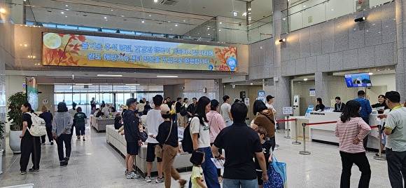 추석 연휴, 완도해양치유센터 로비에 방문객들로 붐빈 모습이다. [사진=완도군]