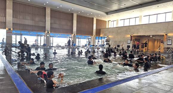 추석 연휴, 완도해양치유센터 딸라소풀에 사람들로 붐빈 모습이다. [사진=완도군]