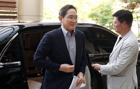 이재용 삼성전자 회장이 미국 워싱턴DC에서 열리는 한미 정상회담의 경제사절단에 동행하기 위해 24일 서울 강서구 서울김포비즈니스항공센터(SGBAC)를 통해 출국하고 있다. [사진=연합뉴스]