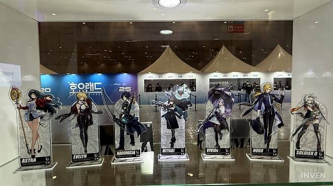 ▲ 아크릴 스탠드는 기본