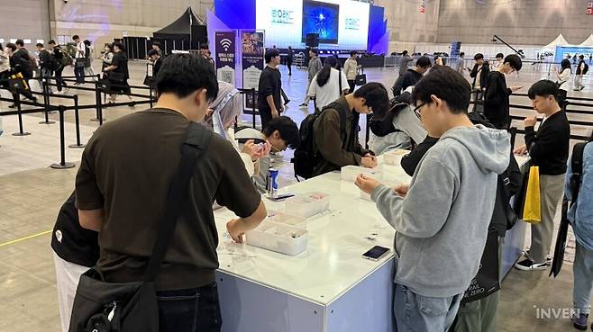 ▲ 티켓을 구매하고 나서 탑로더와 키링을 직접 만들 수 있다