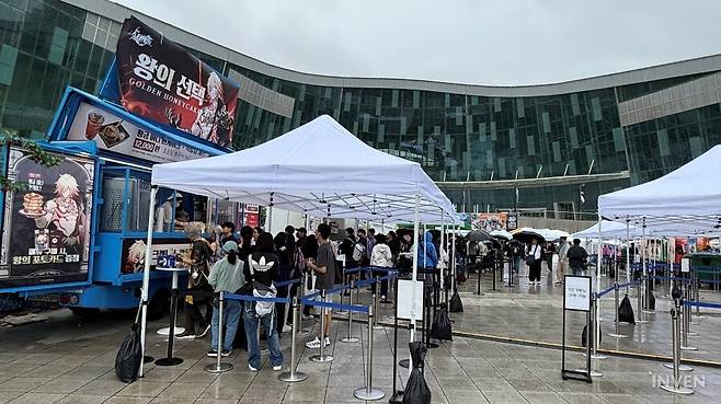 ▲ 빗발이 굵어졌지만 금강산도 식후경, 야외광장에도 점차 인파가 몰린다