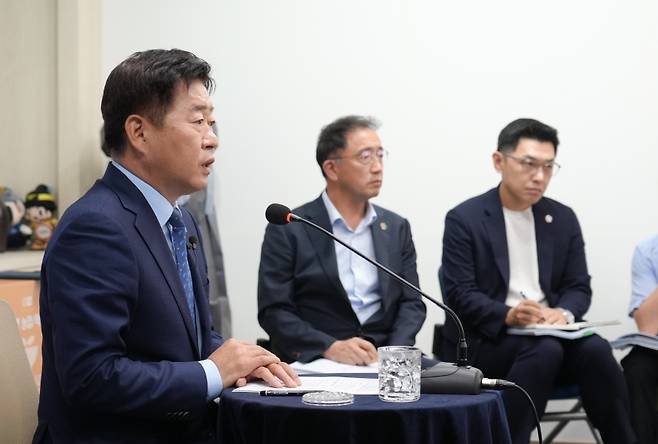 제주도청 출입기자 간담회에서 답변하는 오영훈 제주지사