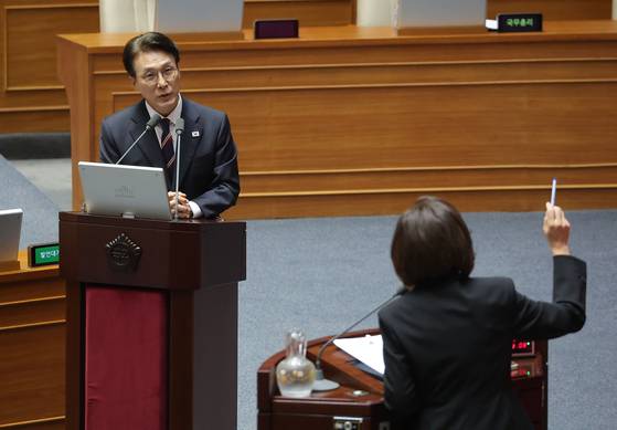 김민석 국무총리가 18일 교육·사회·문화 분야 대정부질문이 열리는 국회 본회의장에서 국민의힘 나경원 의원의 질문에 답하고 있다. 연합뉴스