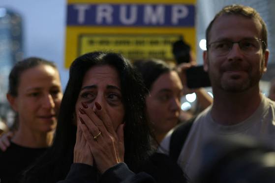 9일(현지시간) 이스라엘 텔아비브에서 도널드 트럼프 미국 대통령이 이스라엘과 하마스가 가자지구 휴전 1단계에 합의했다고 발표한 뒤 인질로 잡힌 마탄 장가우커의 어머니 에이나브 장가우커가 '인질 광장'에서 기쁨을 표시하고 있다. 로이터=연합뉴스