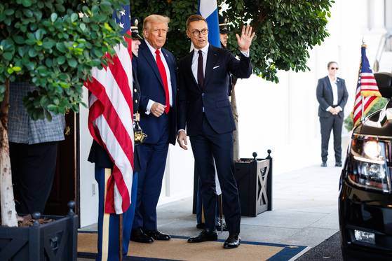 도널드 트럼프 미국 대통령(왼쪽)이 9일(현지시간) 미국 워싱턴DC 백악관에서 알렉산데르 스투브 핀란드 대통령(오른쪽)과 인사하고 있다. EPA=연합뉴스