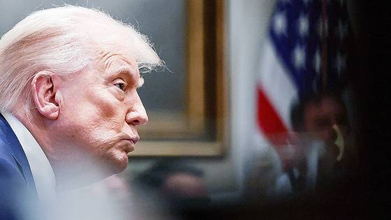 도널드 트럼프 미국 대통령이 9일(현지시간) 미국 워싱턴DC 백악관에서 열린 국무회의를 주재하고 있다. 로이터=연합뉴스