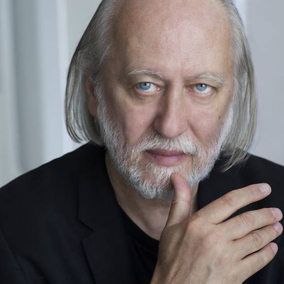 크러스너호르커이 라슬로 작가. 공식 홈페이지