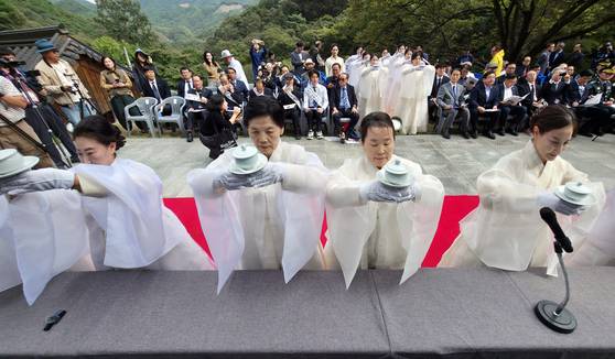 10일 충북 옥천군 가산사에서 열린 한일 평화의 날 행사에서 호국 영령을 기리는 헌다 의식이 진행되고 있다. 김성태 객원기자