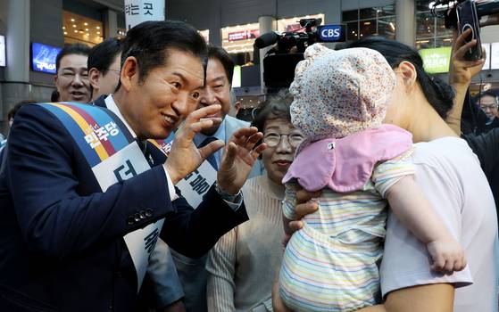 정청래 더불어민주당 대표 및 지도부가 2일 오전 용산역을 찾아 귀성길에 나선 시민들에게 인사하고 있다. 임현동 기자.