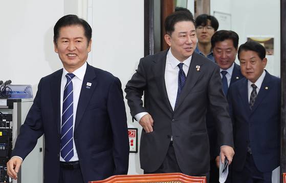 정청래 더불어민주당 대표(왼쪽)가 10일 국회에서 열린 최고위원회의에 참석하고 있다. 임현동 기자