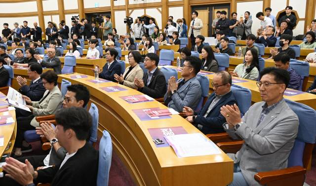 ▲ 1일 서울 국회의원회관에서 열린 홍천~용문 광역철도 국회 정책토론회에 지역 주민들이 참석해 주제발표에 박수를 치고 있다.  서영 기자
