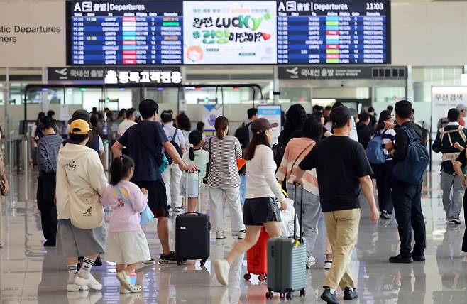 추석 연휴 마지막 날이자 한글날인 9일 제주국제공항에 귀경객과 관광객 등의 발길이 이어지고 있다. 사진=연합뉴스