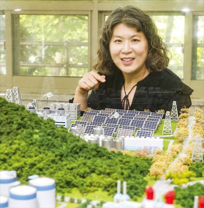 정은혜 서울대 에너지자원신기술연구소장이 10일 연구소에서 태양열·풍력 등 재생에너지부터 탄소 포집·저장·활용(CCUS), 자원 재활용까지 이어지는 에너지자원 전 주기에 관해 설명하고 있다.  /임형택 기자